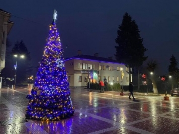 Палят светлините на коледната елха в Белица