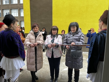 Д-р Мария Копанарова, председател на Общински съвет- Разлог, преряза лентата на обновения физкултурен салон на Разложката професионална гимназия  Никола Стойчев”