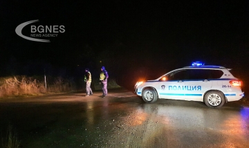 Един загинал и 10 ранени, след като автобус падна в дере