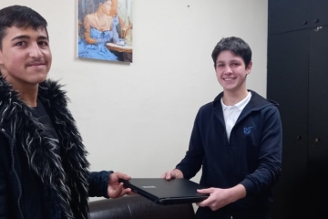 Благородна постъпка в навечерието на Коледа! Ученици от Езикова гимназия дариха 8 лаптопа и принтер на деца и младежи от Преходно жилище – Благоевград