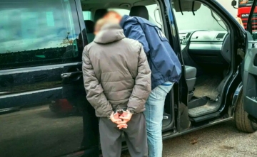 Тийнейджъри откраднаха оръжие, техника и колекционерска монета