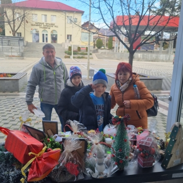 Благотворителният коледен базар в Симитли продължава