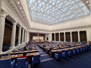 Горещ парламентарен ден. Депутатите гласуват бюджета и отхвърлят ветото на Радев върху ИК