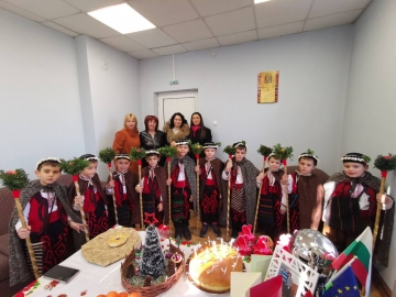 Малки коледари полазиха кмета на село Крупник
