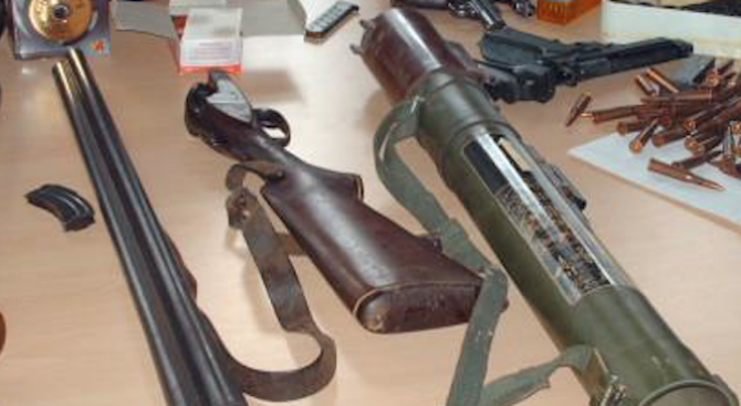 Иззеха карабина и боеприпаси от дома на мъж в Петрич