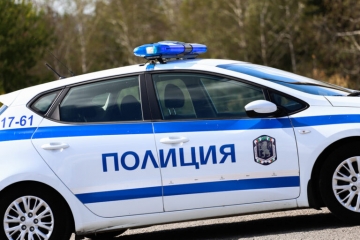 Мъж хвърля керемиди от ограда на църква в Добринище