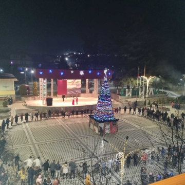 Десетки жители и гости посрещнаха новата година на площада в Симитли
