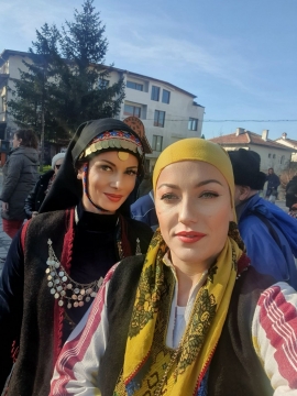 Духът на банскслии е жив! В празничната нощ: Заместник-председателят на НС Надежда Самарджиева блесна в Тронска носия на 100 години