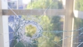 НА КОСЪМ ОТ ТРАГЕДИЯТА: Бомбичка разби прозорец на детска стая