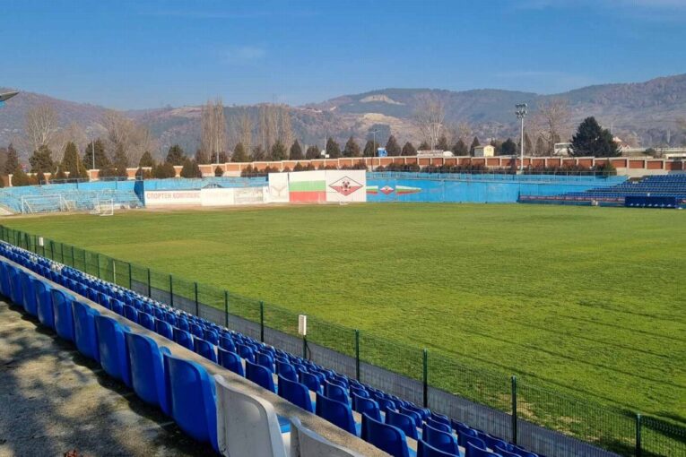 Община Симитли обнови терена на стадион  Септември  в града