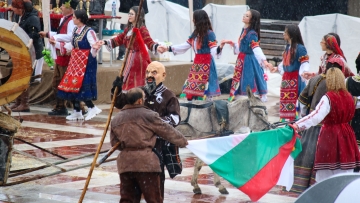 Атрактивни персонажи и пресъздаване на стари български обичаи - част от програмата на фестивала  Кукерски игри в Пиринско  в Благоевград