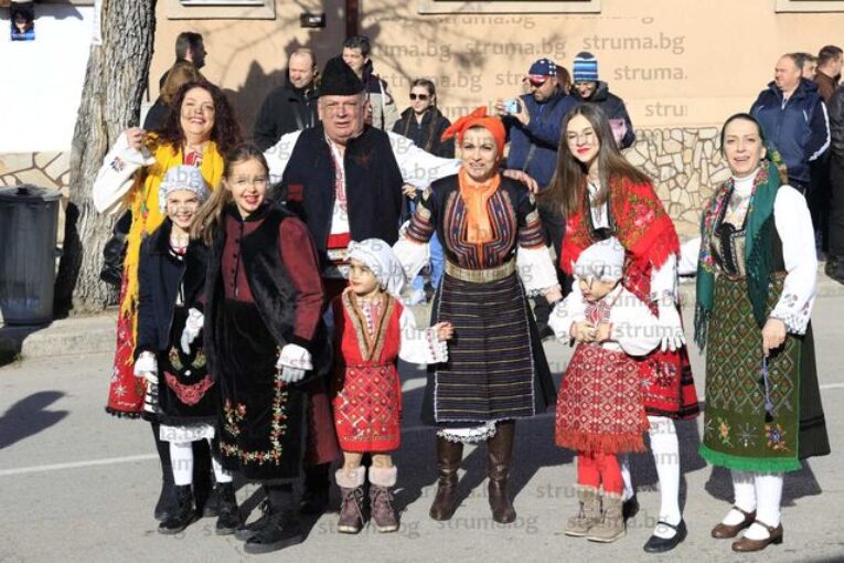 Баща на 3 дъщери и 11 внуци, д-р Румен Кондев празнува с многолюдната си челяд  Старчевата” в Разлог