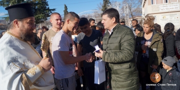 Кметът Емил Илиев дари със златни кръстчета късметлиите извадили разпятието в Илинденци, Струмяни и Микрево