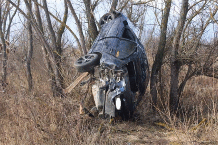 Зрелищна катастрофа край Банско: Смазан автомобил кацна на дърво