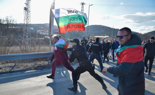 Протест блокира участък от АМ "Струма" край Благоевград! 