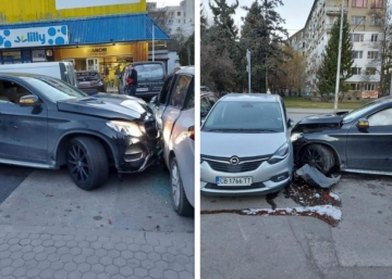 След гонка с полицията: Мерцедес се вряза в паркирана кола