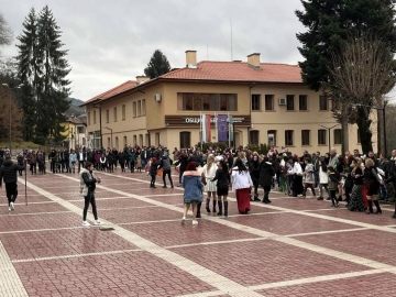 Кръшно бабино хоро се изви на мегдана в Белица на Бабинден