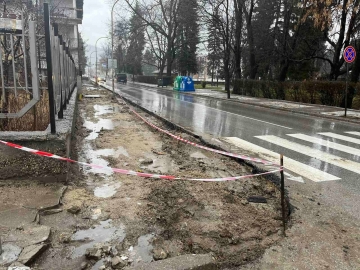 Община Разлог започна ремонт на тротоарните пространства на улиците-   Архитект Александър Г. Баров” (бивша ул. Македония) и  Екзарх Йосиф”, покрай храм  Св. Благовещение” и в началото на пешеходната алея
