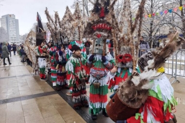 Сурвакари, кукери и джамалари се срещнаха в Перник