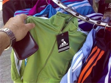 Непълнолетни свиха дрехи от магазин в Благоевград