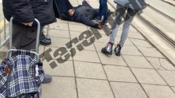 Пиян и дрогиран се свлече на земята и си разби главата на спирка