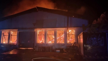 Пожар гори в складова база край летището в Бургас