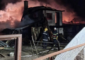 Огнен ад във ферма между Банско и Добринище тази нощ, загинал е един човек!