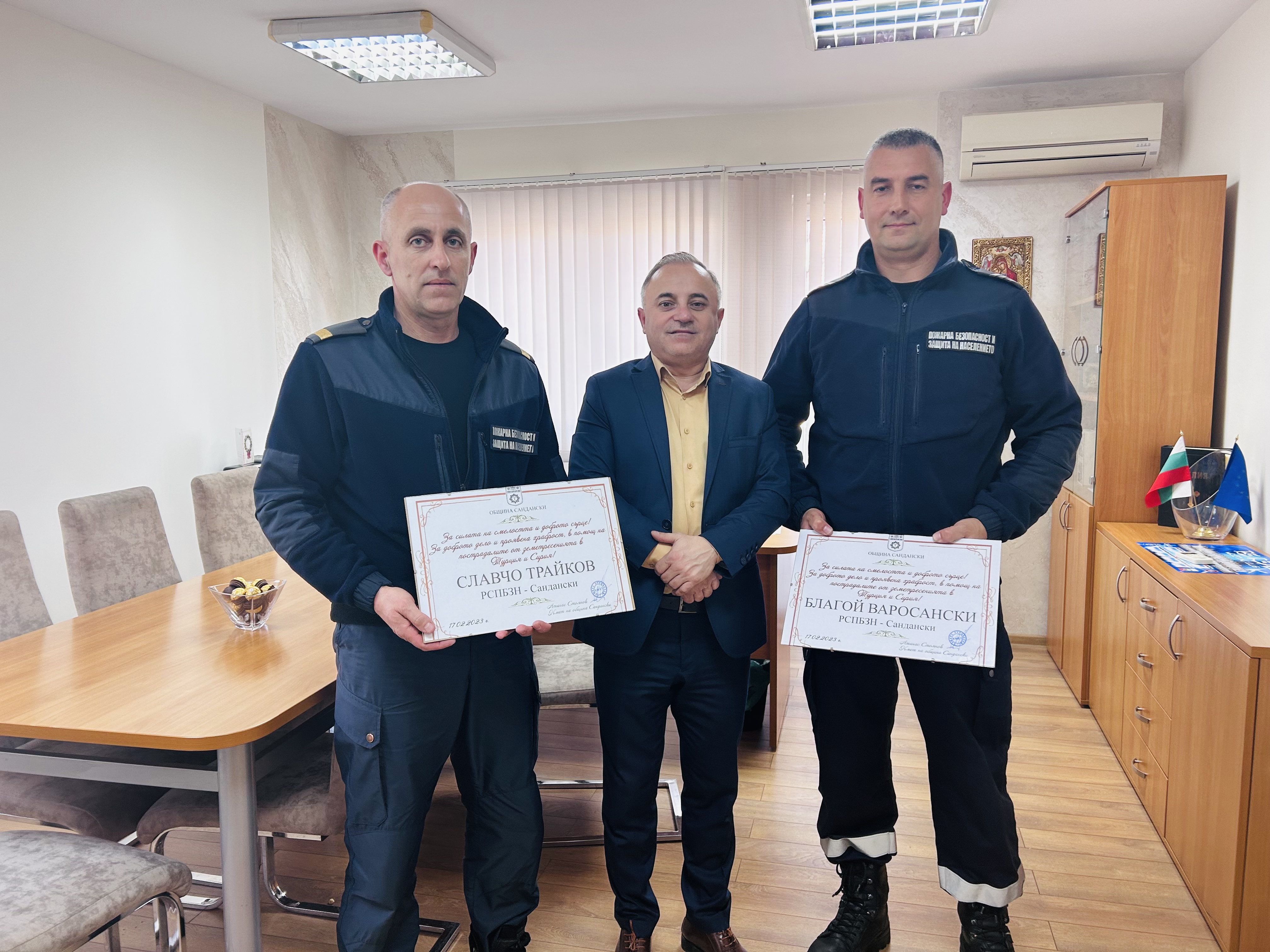 Кметът Атанас Стоянов посрещна пожарникарите от Сандански, участвали в помощ на пострадалите след земетресенията в Турция и Сирия!