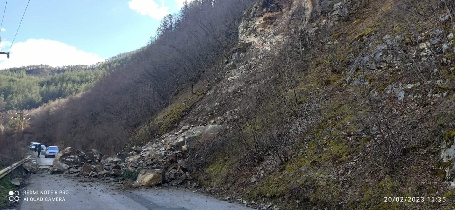 Свлачище затвори пътя за м. Бодрост