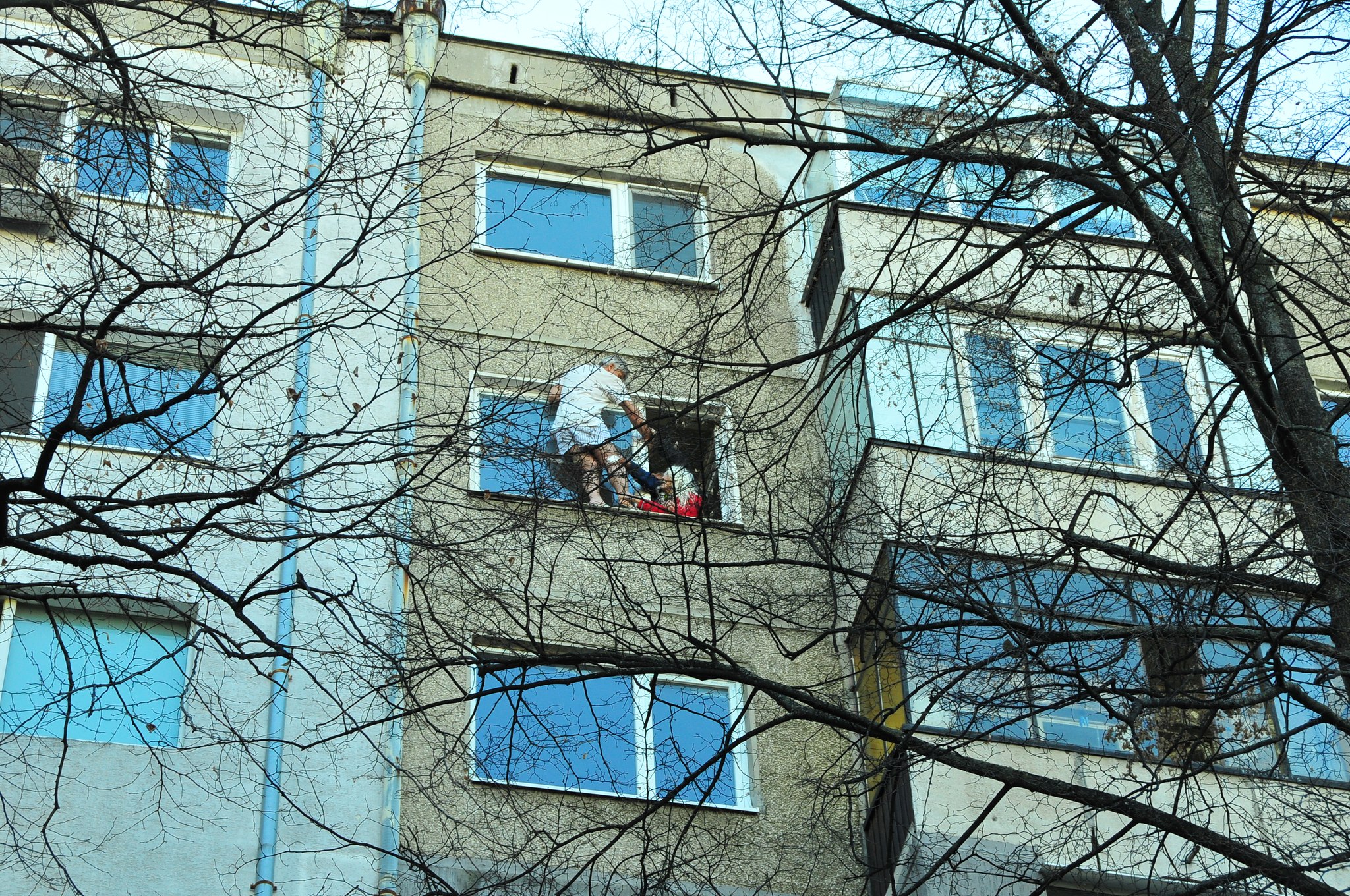 Мъж заплаши, че ще се хвърли от прозореца! Полицаи опитват да го спрат