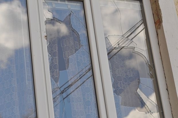 Вандал счупи прозорците на къща в село Буково