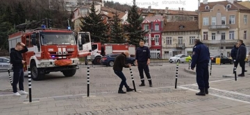 Сигнал за пожар в Областната дирекция  Земеделие  вдигна на крак два екипа огнеборци