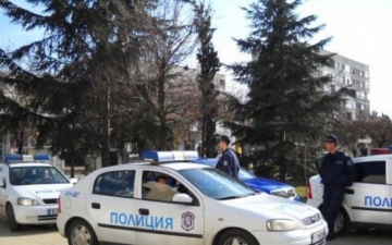 Разкриха незаконен добив на пясък, сутеньори и проститутка