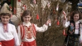 Баба Марта връзва мартенички на децата в Благоевград