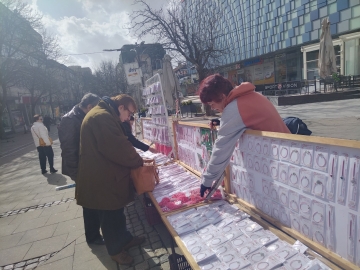 Баба Марта бързала: Китайските мартеници потънаха в забвение по сергиите в Благоевград, търсят се нашенски