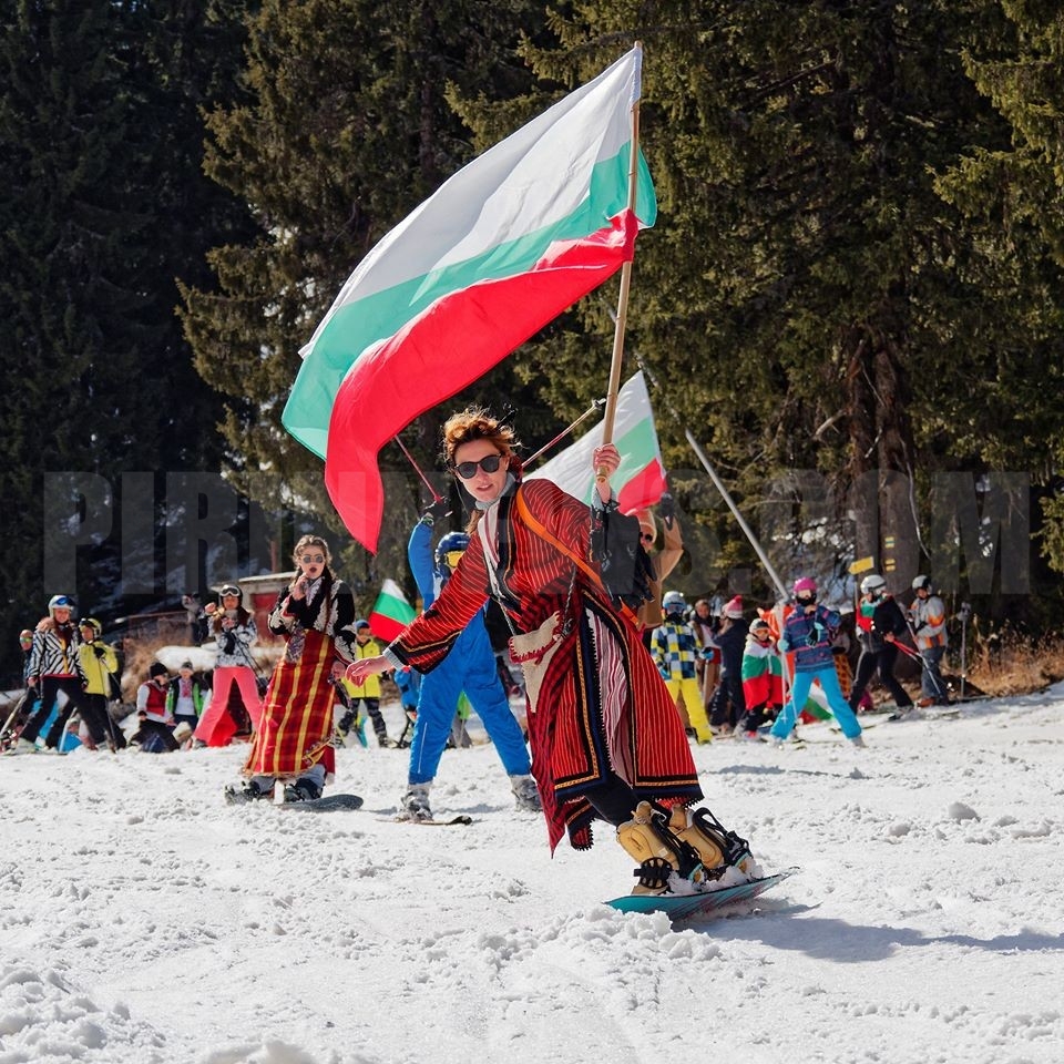 Млада банскалийка за поредна година организира родолюбиво ски спускане с носии в Пампорово за 3-ти март