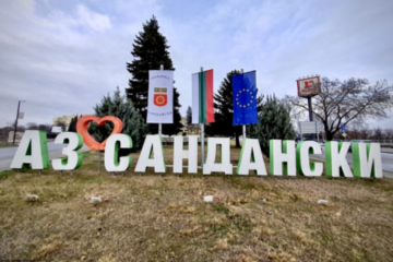 За трети март! В Сандански монтираха нови стълбове със знамена