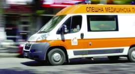 Лек автомобил падна от мост в Дупница, трима пострадали