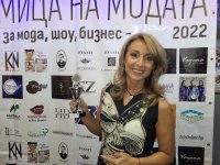 Талантливата Мариана Гугалова от Разлог, с приз от Националните награди за мода, шоу и бизнес