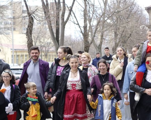 С празнично шествие студенти и преподаватели от ЮЗУ  Неофит Рилски  отбелязаха Международния ден на театъра