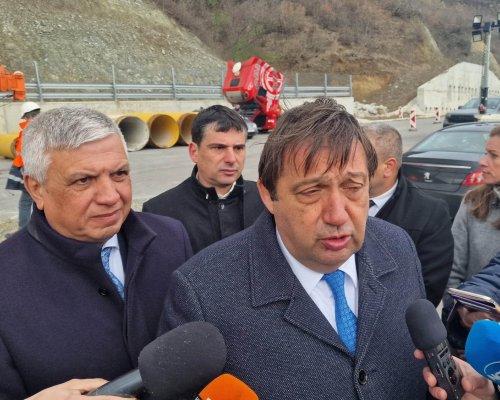 Министър Шишков инспектира свлачището при тунел  Железница  на АМ  Струма