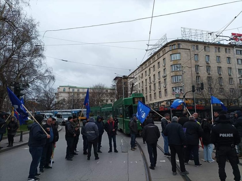 Шофьори на линейки брокираха Здравното министерство