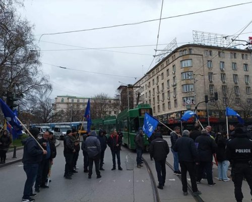 Шофьори на линейки брокираха Здравното министерство