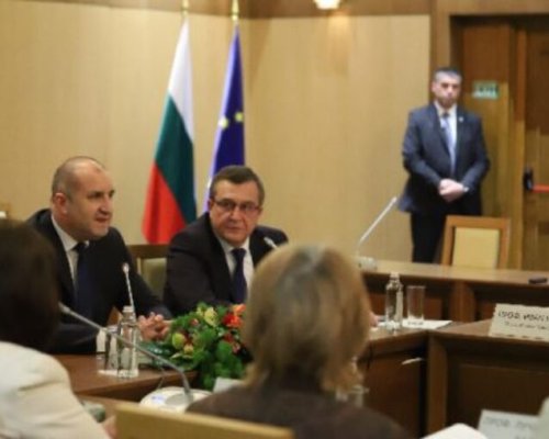 МОН ще предложи промени в учебните програми