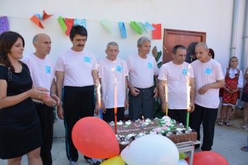 Торта с фойерверки за ЧРД на Защитено жилище за лица с психични разстройства в община Симитли (снимки)