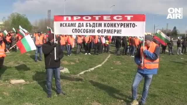 Фермери блокираха пътища и КПП-та заради украинското зърно