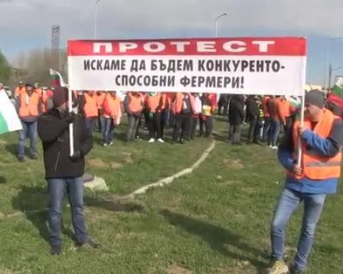 Фермери блокираха пътища и КПП-та заради украинското зърно