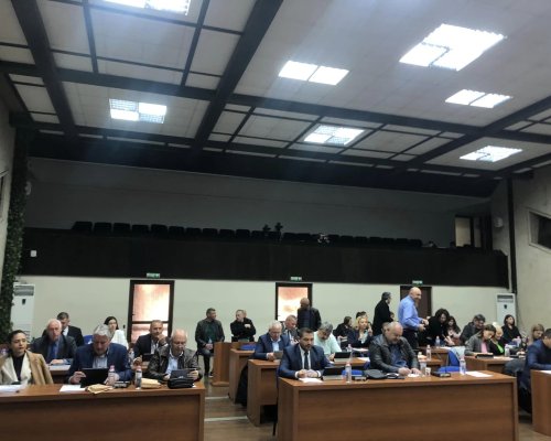 С 33 гласа  ЗА  ОбС одобри предложението на кмета Илко Стоянов да бъде позволено CRD Sport да получи 90  от акциите на ПФК  Пирин