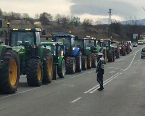 Десетки земеделци с техниката си на протест край Дупница