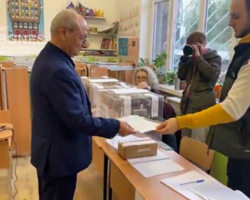 Ахмед Доган избра да гласува с хартиена бюлетина